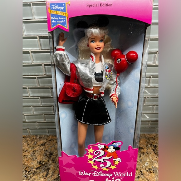 1996 25th Anniversary Walt Disney World Barbie - Picture 6 of 7